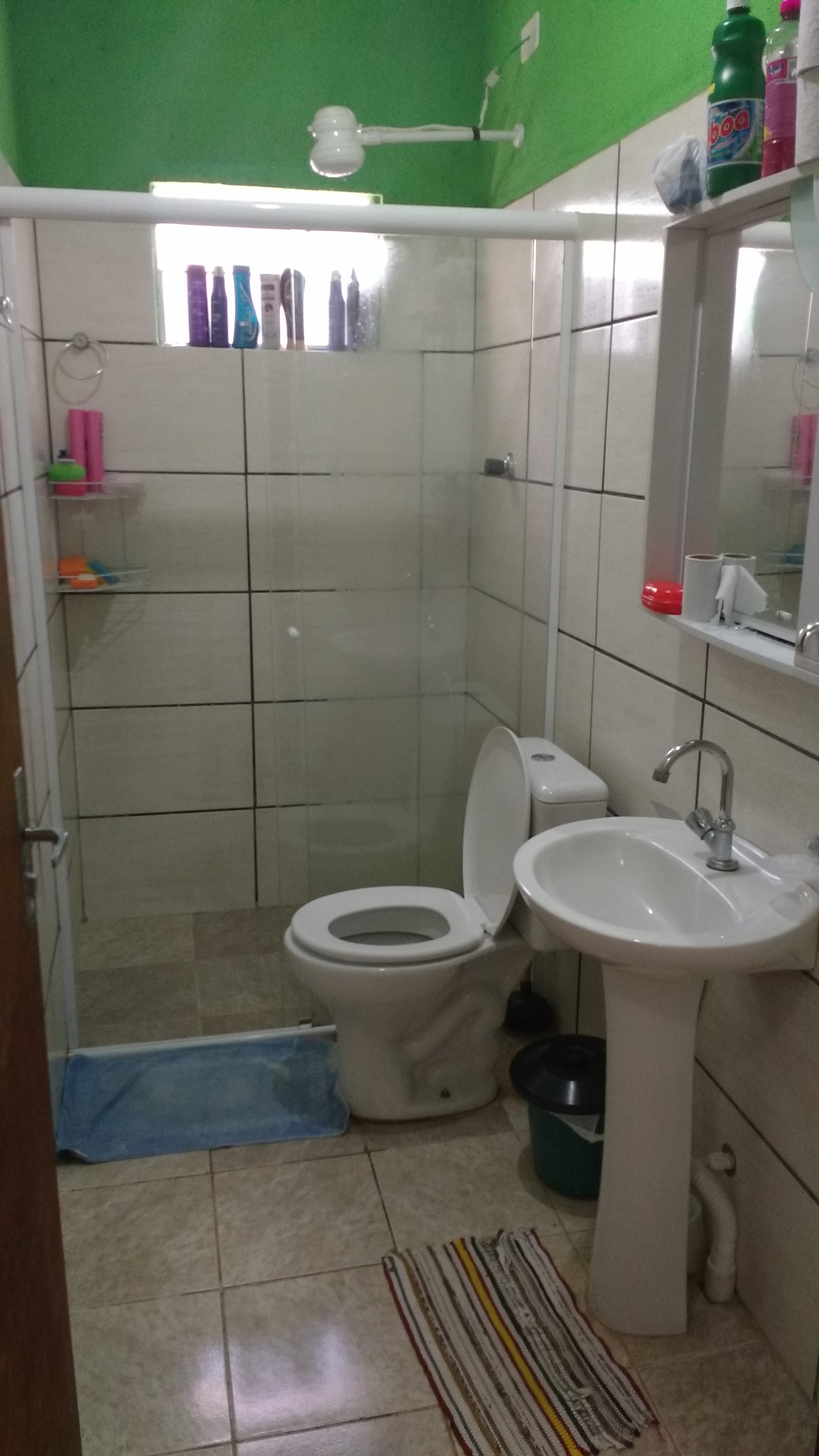 Banheiro compartilhado com ducha, vaso sanitário e pia