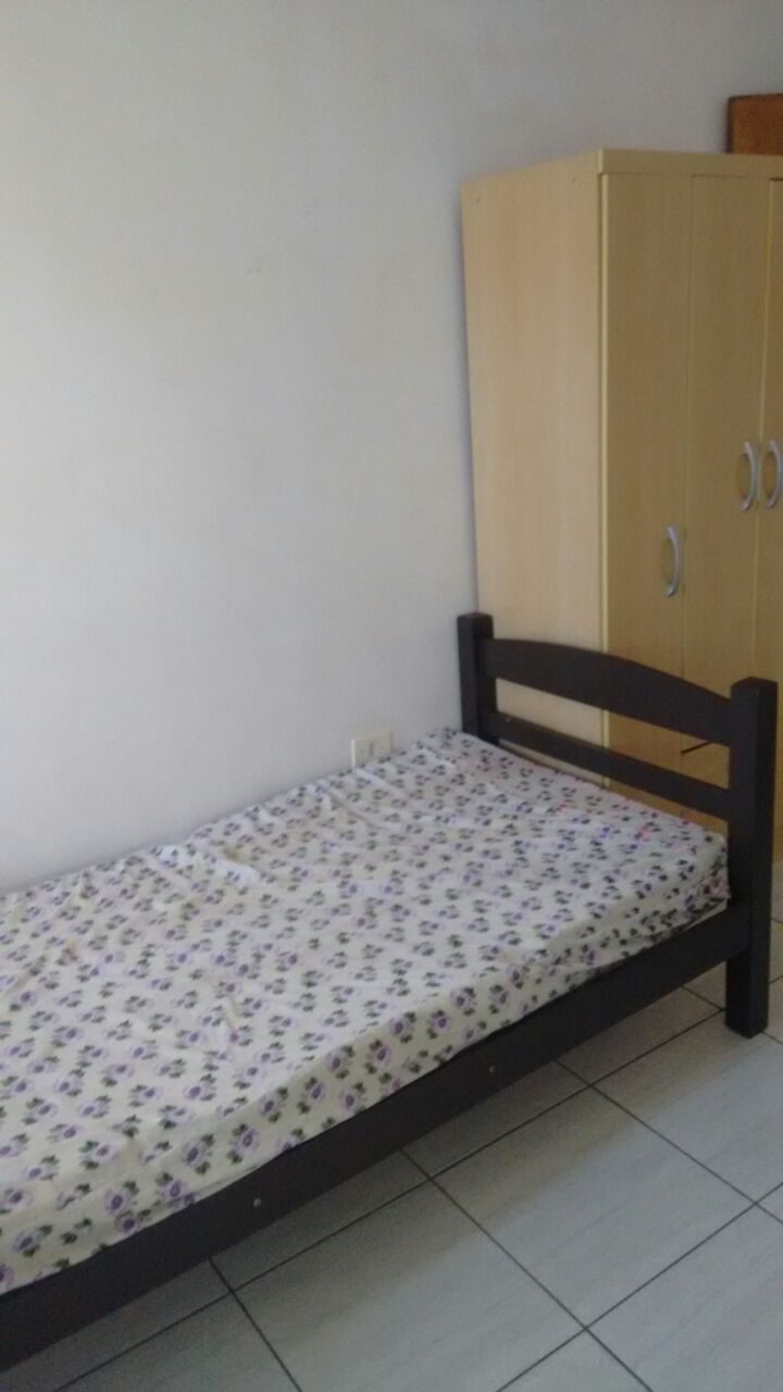 Quarto individual mobiliado com cama e guarda-roupa
