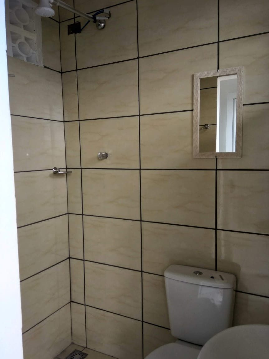 Banheiro privativo da suíte individual com ducha